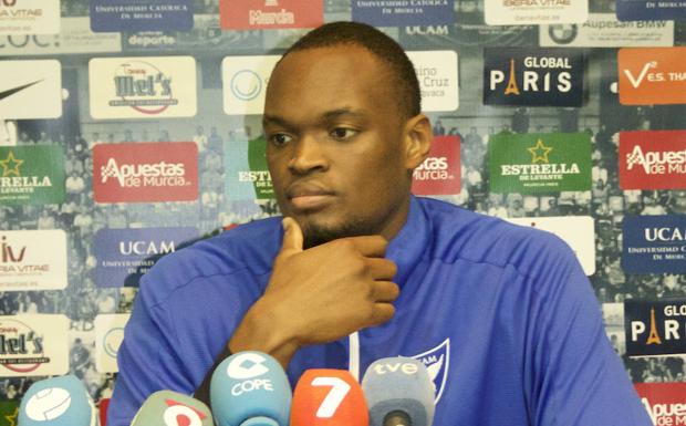 Kevin Tumba durante su comparecencia ante los medios./UCAM CB