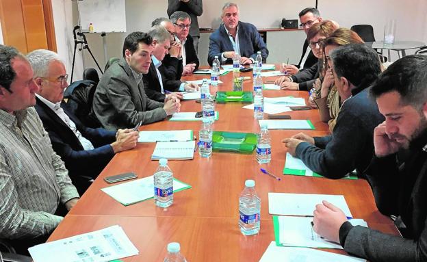 Reunión ayer de líder del PSOE de la Región, Diego Conesa, con alcaldes y diputados socialistas para debatir sobre las prospecciones./PSOE