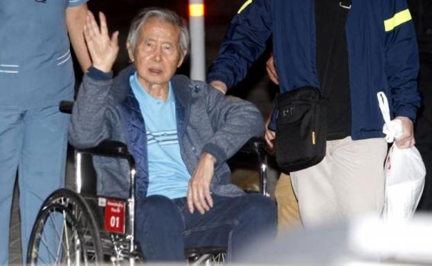 Alberto Fujimori, a la salida del hospital./REUTERS