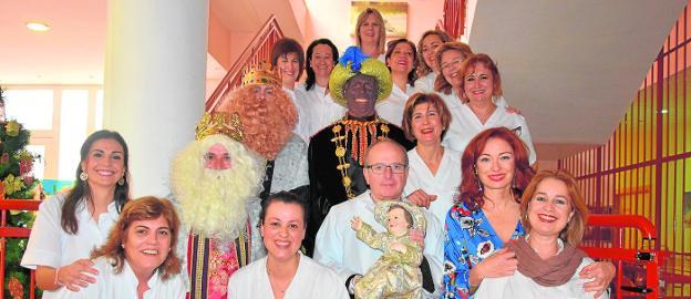 Trabajadoras de la residencia de personas mayores de Abarán, con la imagen del Niño y los Reyes Magos. /Moreno