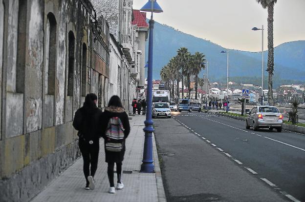Paseo de la localidad gallega en la que Diana dio sus últimos pasos antes de ser atacada por 'El Chicle'./R. C.