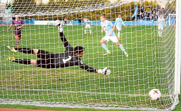 Lolo González bate a Embela desde el punto de penalti. /P. Alonso