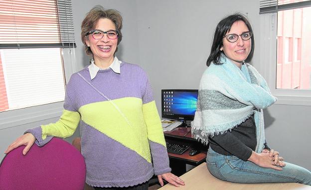 La investigadora Isabel Saavedra (i), junto a su colaboradora Marta Doval. rodríguez/J. M.