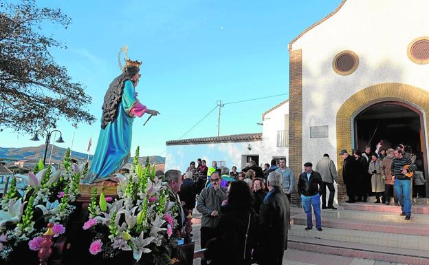 Salida de la imagen de la Virgen desde la Iglesia de Tallante, ayer a las nueve de la mañana./Antonio Gil / AGM