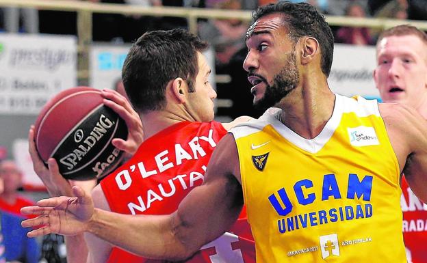 Sadiel Rojas pugna con O'Leary, del Montakit Fuenlabrada./EFE