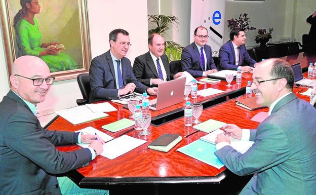 El consejero de Universidades y Empresa (i), reunido ayer con el Patronato de la Fundación Séneca./Nacho García / AGM