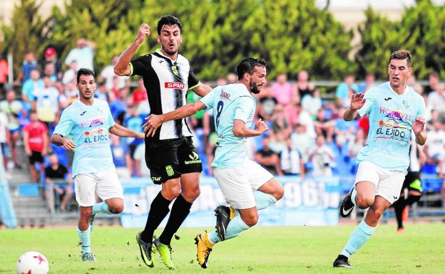 Chavero regatea a Rodri en el partido de la primera vuelta entre El Ejido y Cartagena./LOF