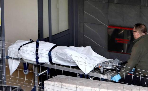 Los restos mortales de Diana Quer al ser trasladados/EFE