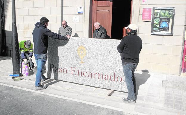 La gran piedra de granito gris, antes de ser colocada en el museo del Paso Encarnado./S. M. L. / AGM