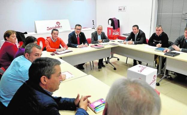Reunión de Diego Conesa, ayer, con alcaldes socialistas en la sede regional del PSOE./Nacho García / AGM