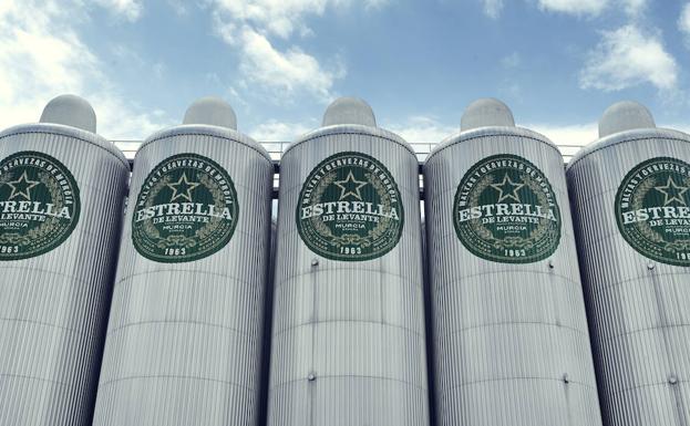 Depósitos de cerveza de Estrella de Levante, en sus instalaciones de Espinardo (Murcia)./EDL