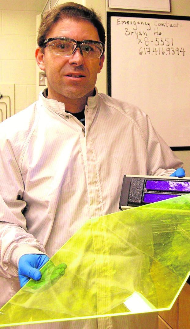 Amador Menéndez, en su laboratorio del Instituto Tecnológico de Materiales de Asturias./La Verdad