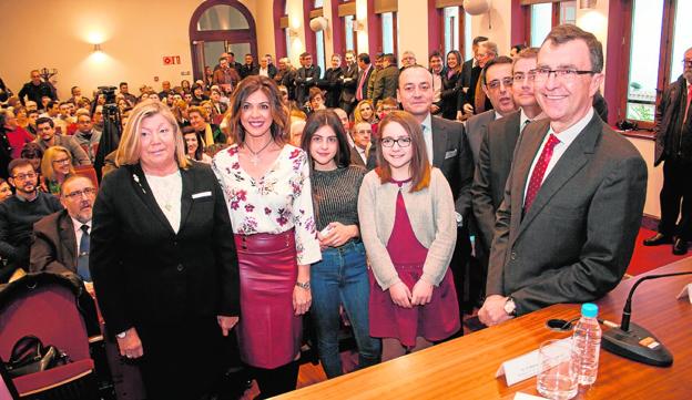 María I. Ródenas, Encarna Talavera y Marina Montoya (4i), junto al alcalde y el presidente del Cabildo./J. C. Caval