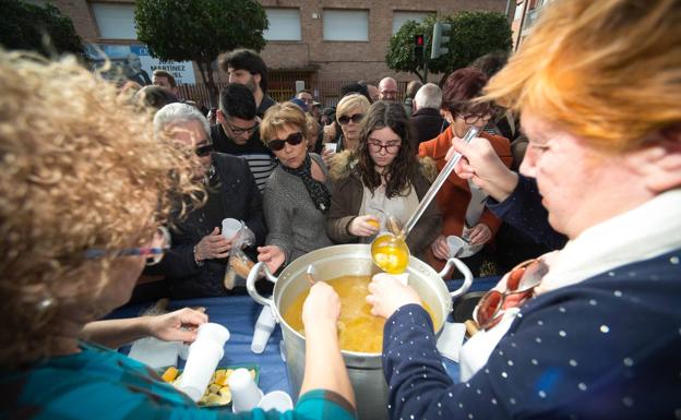 Dos mujeres reparten raciones de caldo con pelotas en Patiño./JAVI CARRIÓN/ AGM