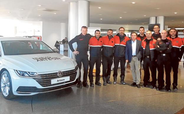 El equipo de bomberos que participó en el curso, en las intalaciones de Huertas Motor./GH