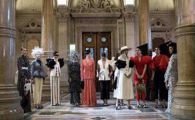 Imagen de las modelos vestidas de Juana Martín antes de desfilar. /Efe