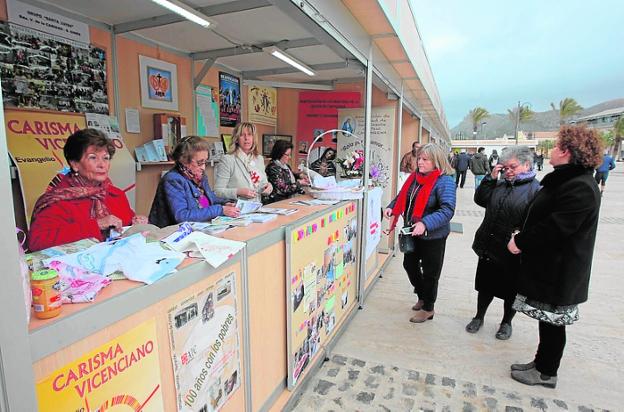 Un grupo de mujeres, ayer en la feria de la UCAM./Pedro Martínez / AGM