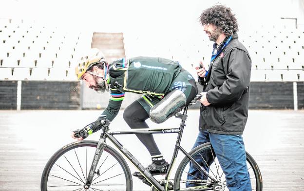 Juanjo Méndez, en un entrenamiento junto a su preparador, Bernat Moreno./Paolo Martelli