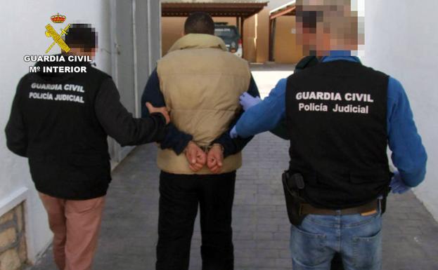 Agentes de la Guardia Civil trasladan al delincuente detenido en Mazarrón./Guardia Civil