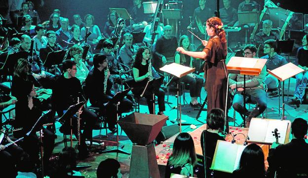 Momento del concierto de la OSRM ayer en el TCM, con músicos y público juntos. / juan carlos caval/AGM