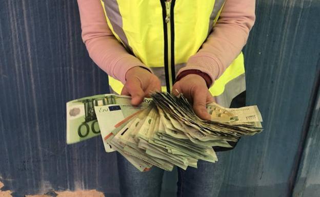 Un agente con billetes usados para llevar a cabo este timo/