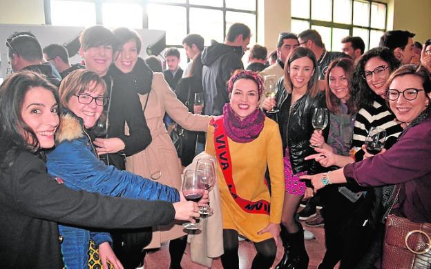 Un brindis con caldos jumillanos en la Feria de los Vinos. / G. López