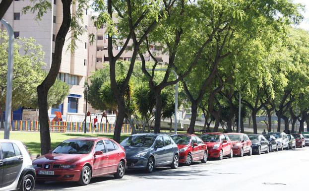 Foto de coches aparcados en la calle Abenarabi /