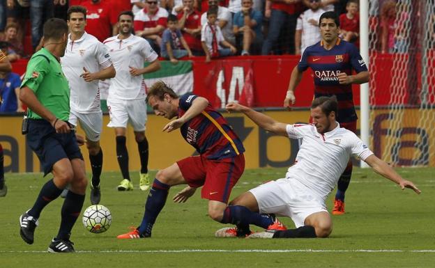 Imagen de un partido entre el Barça y el Sevilla. /EFE