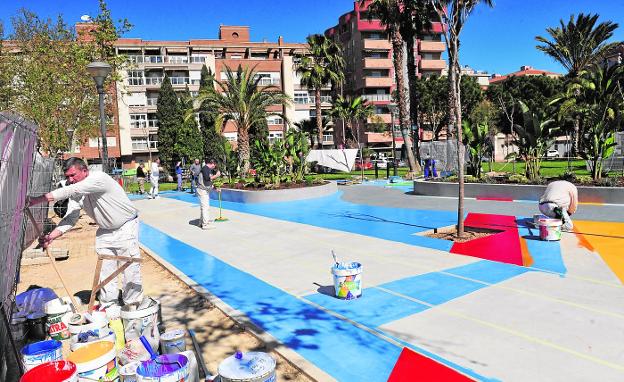 Pintan en el jardín de Las Tres Copas paneles para distintos juegos tradicionales como la rayuela. /Vicente Vicéns / AGM