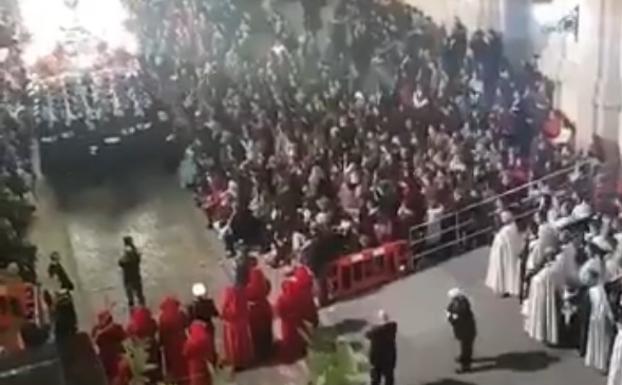 Momento del minuto de silencio en honor del joven fallecido. /PedroMarinaCT