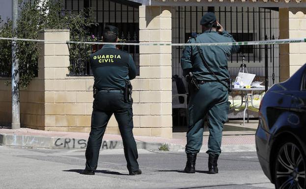 La Guardia Civil, en el escenario del crimen/Edu Botella / AGM