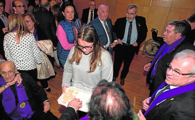 Reparto de las yemas al final del cabildo, en el Paraninfo de la UPCT. /Antonio Gil / AGM