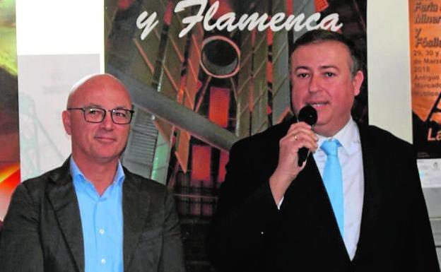 El consejero de Hacienda, Juan Hernández, y el presidente de los empresarios de La Unión, Carlos Bernabé./LV