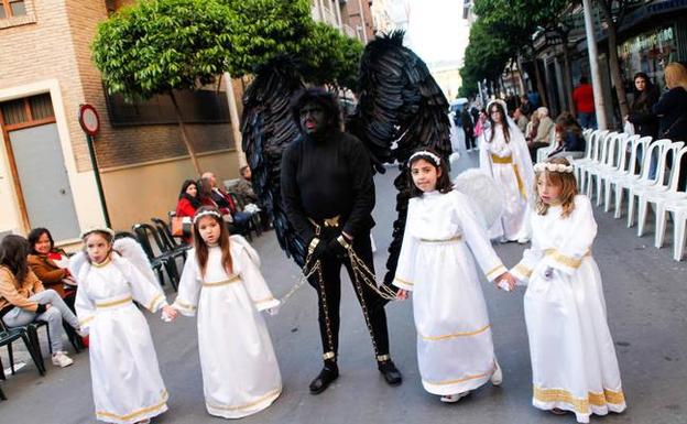 El demonio, desfila encadenado por cuatro ángeles./J.C. CAVAL / AGM