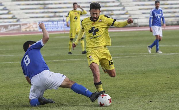 Galindo intenta arrebatarle el balón a Javi Saura./Agencia LOF