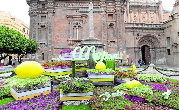 El milagro de la primavera abraza la Cruz, que en un mes se vestirá de flores para Los Mayos./Juanchi López / AGM