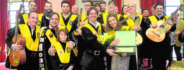 La cantante tinerfeña Ana Guerra, ayer, durante la recepción oficial que organizó el Ayuntamiento, ya que no podrá asistir a los actos previstos por el certamen de tunas debido a sus compromisos./Guillermo Carrión