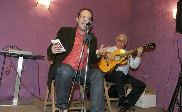 Curro Piñana con su padre Antonio Piñana a la guitarra. /J. M. Rodríguez / AGM