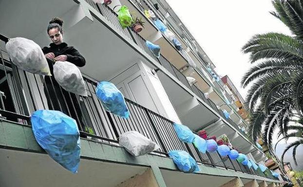 Hacer 'turismo' para tirar la basura, el último truco en España para pagar menos impuestos