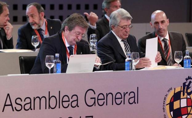 Larrea y Rubiales, flanqueando a Cerezo/R.C.