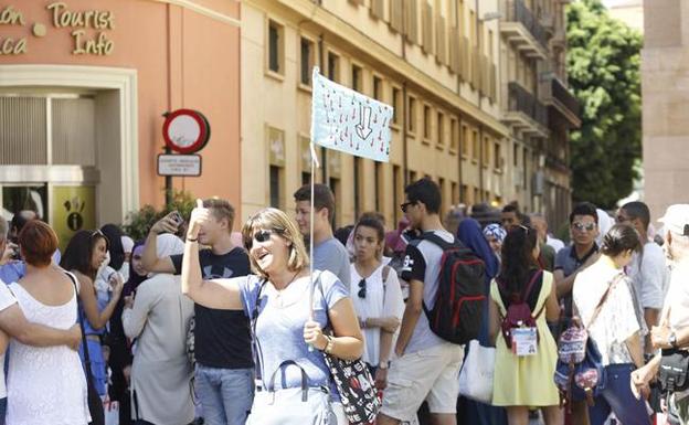 Turistas en la Plaza Belluga de Murcia. /F. Manzanera/ AGM