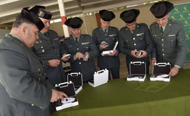 Los agentes de la Benemérita recibiendo los equipos./Alfonso Durán / AGM