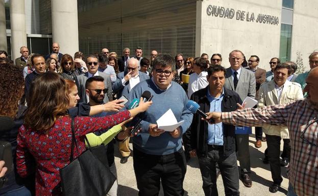 Lectura del comunicado que recoge las reivindicaciones de jueces y fiscales, este jueves. /Guillermo Carrión / AGM