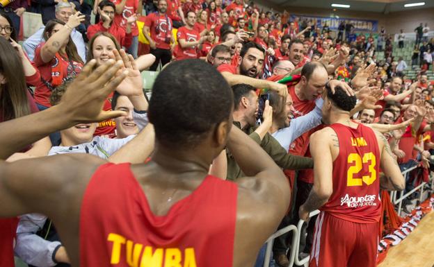 Una afición desbordada de alegría felicita a Tumba y Lima tras la gesta lograda anoche en el Palacio./Javier Carrión / AGM