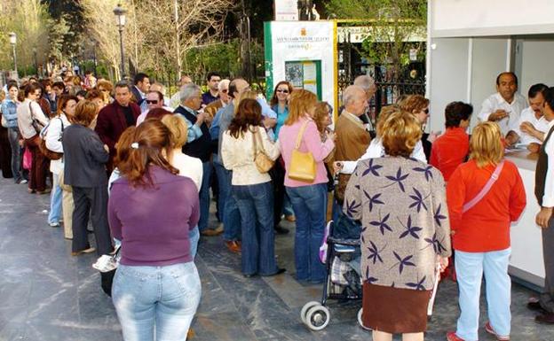 Imagen de archivo de gente haciendo cola para comprar sillas. /Vicente VIcéns/ AGM
