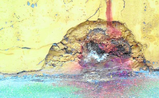 Mancha en una pared del patio de Infantil, en el colegio de El LLano./LV