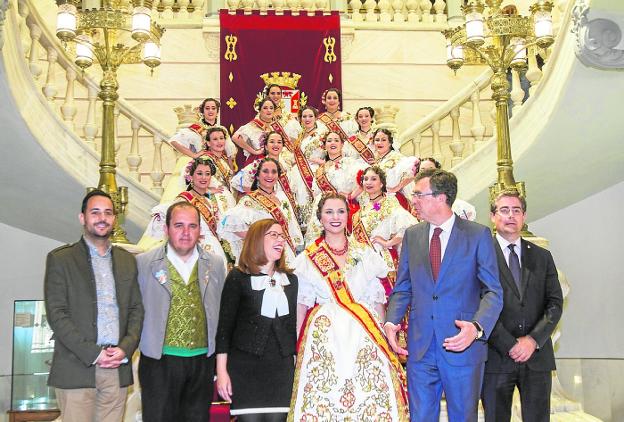 La Reina de la Huerta de Murcia, su corte y los alcaldes Ana Belén Castejón y José Ballesta./ Pablo Sánchez / AGM