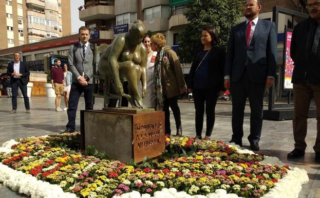 Escultura 'Homenaje a la mujer murciana' en la Avenida de la Libertad. /Guillermo Carrión / AGM