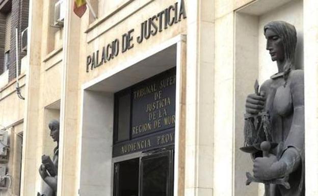 200 euros de multa por besar en la boca a una niña que fue a comprar a su tienda