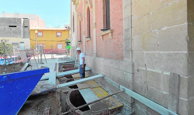 Trabajos de construcción de una cámara de ventilación para eliminar humedades en el santuario patronal./Paco Alonso / AGM